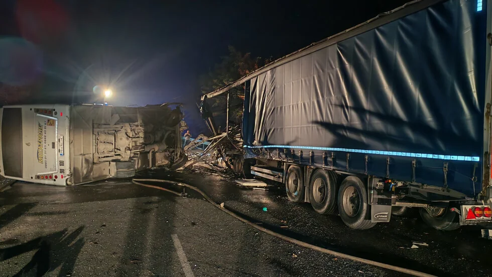 Dva umrla pri teškoj saobraćajnoj nesreći između autobusa i kamiona u Pazardžinskom regionu (VIDEO+SLIKE)