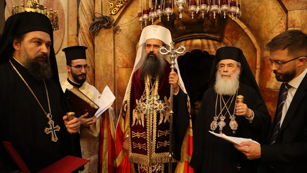Jerusalimski patrijarh Teofil III odlikovao patrijarha Daniila ordenom Krsta Presvetog Groba Gospodnjeg