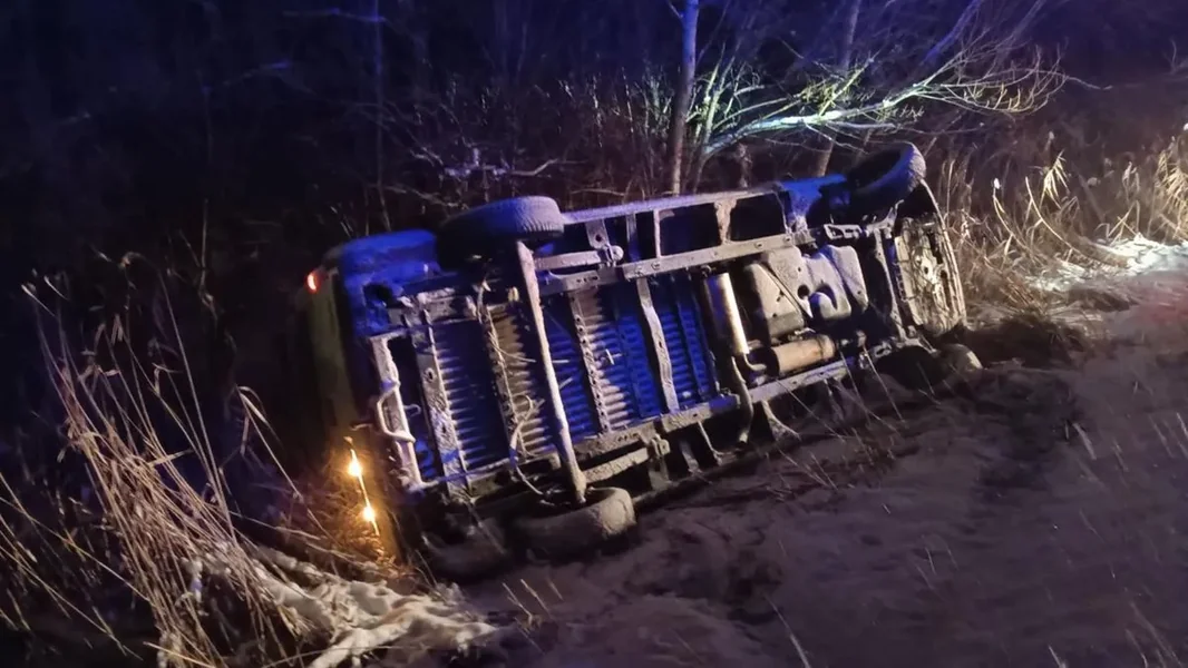 Sneg na putu, auto u jaraku, vremenske prilike se pogoršavaju