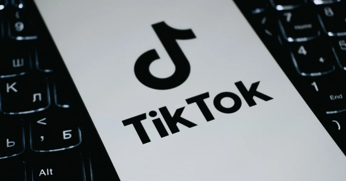 TikTok će implementirati nova pravila na nivou EU. Sve više država traži zabranu društvenih mreža za maloletnike.
