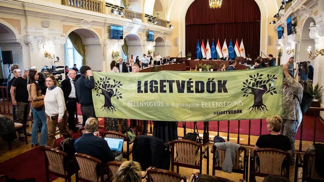 Prijava, vikanje, zeleni transparent – počela je Gradska skupština Budimpešte