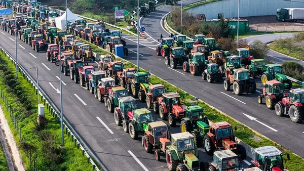 Božić na putu: traktori na ivici puta za putnike – blokade od ELAS – Documento
