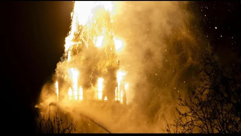 Spaljena od plamena istorijska crkva stara 154 godine u Amsterdamu, evakuisano desetine kuća u regionu (VIDEO) - Shqiptarja.com