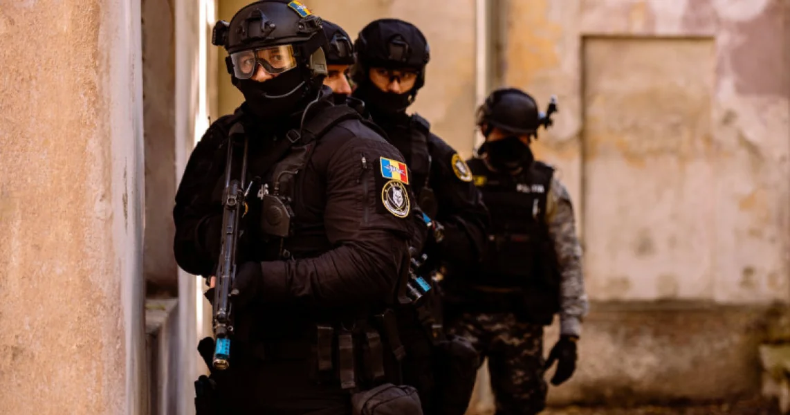 Pretresi u Dolju, Buzau i Londonu u slucaju prostitucije. Mlade zene, ukljucujuci rodake, upucene su da se prostitisu u Engleskoj