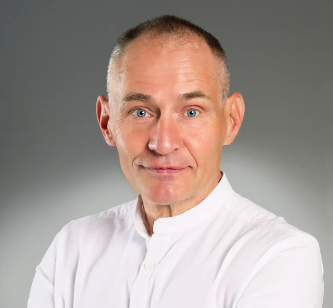 Nagyné Prém Szilvia, üllői zamenik gradonačelnice, traži odštetu od 400.000 forinti jer ju je gyáli odbornik na Facebooku opisao kao da joj je način oblačenja sličan kafanskim kurvama.