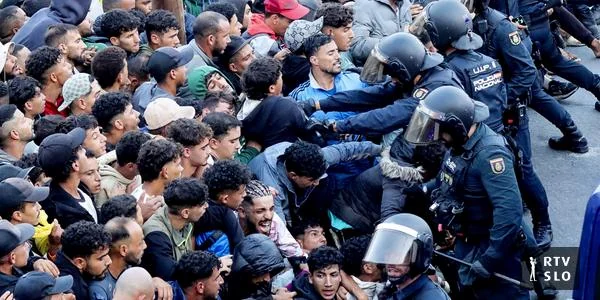 Španska policija premestila više stotina migranata u Ceuti sa plaža na privremene smeštaje