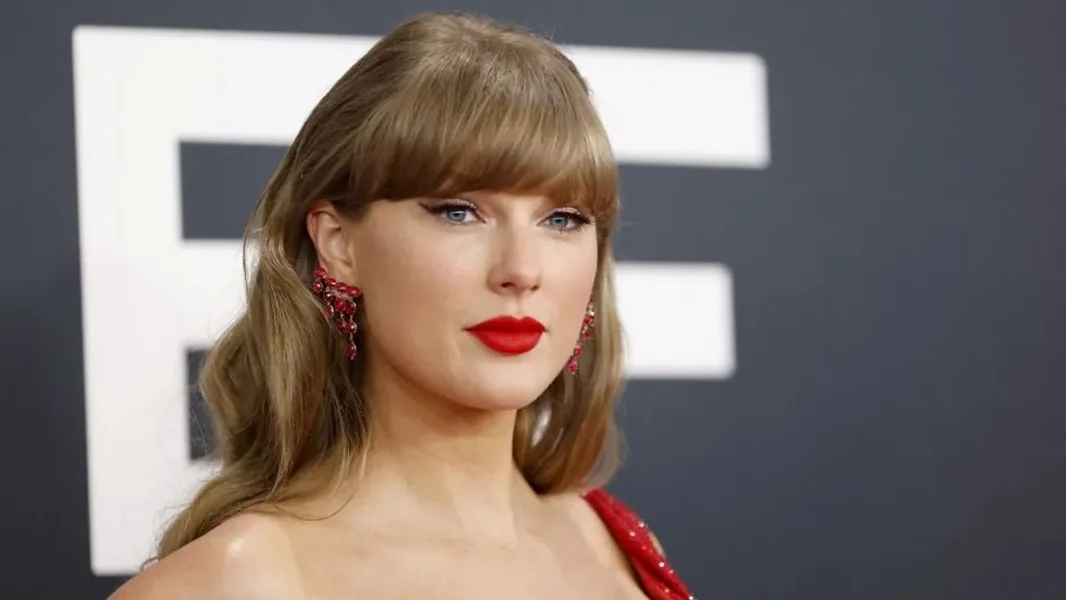 Taylor Swift zasenila na venčanju svog najboljeg prijatelja Este Haima u zlatnoj haljini