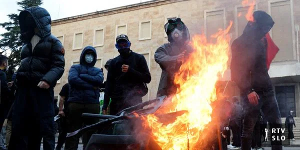 Albanskim protestnicima, koji budu prisutni samo na izgredima tokom protesta, preti kazna od 5500 evra