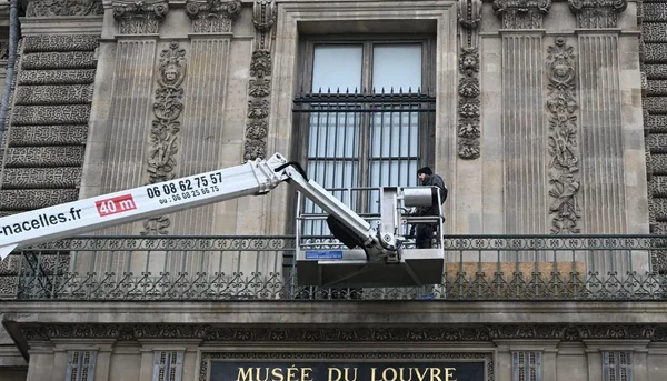 Luvr: postavljaju ograde posle krađe stoljeća - Documento