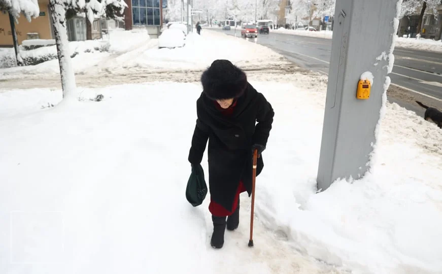 Sneg i led na trotoarima otežavaju kretanje, posebno starijim građanima Sarajeva