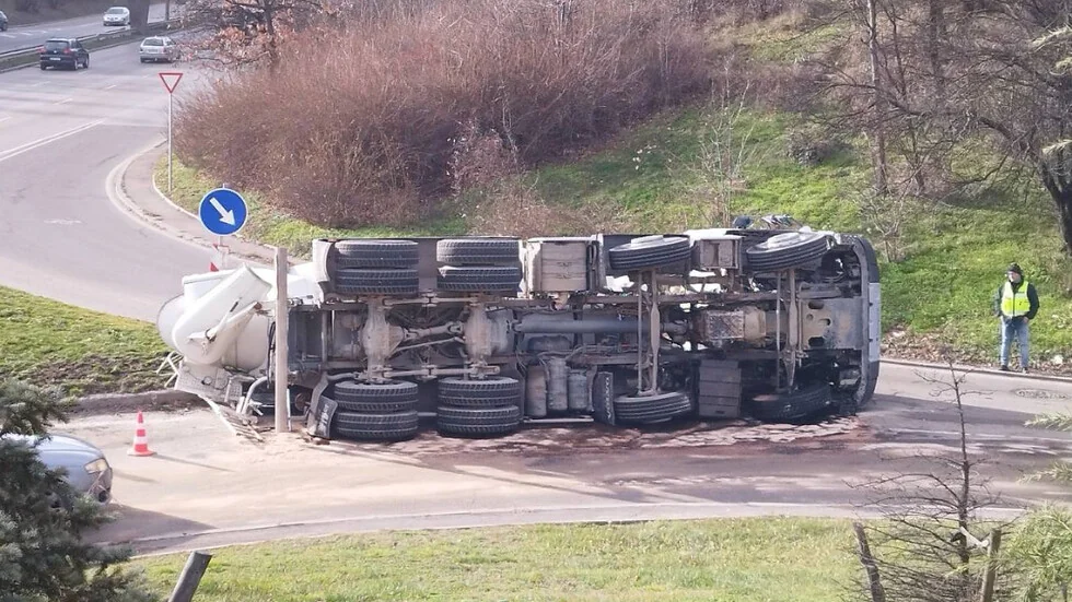 Betonovoz se prevrnuo na ključnom gradskom bulvaru (SLIKE)