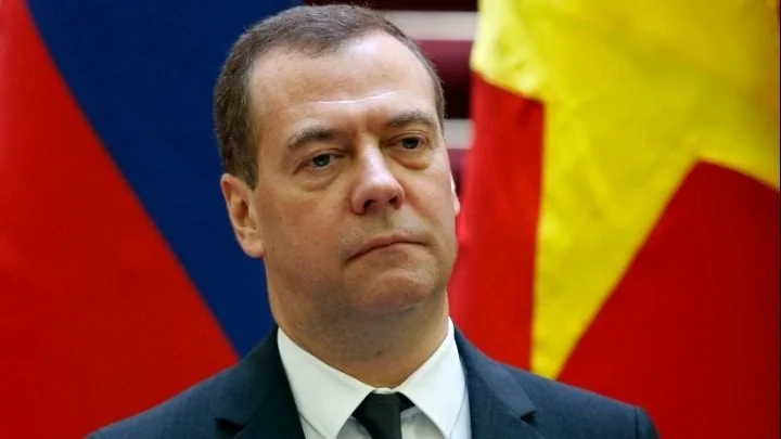 „Smrt stiže uskoro za starog papučara“: Medvedev proziva Zelenskog