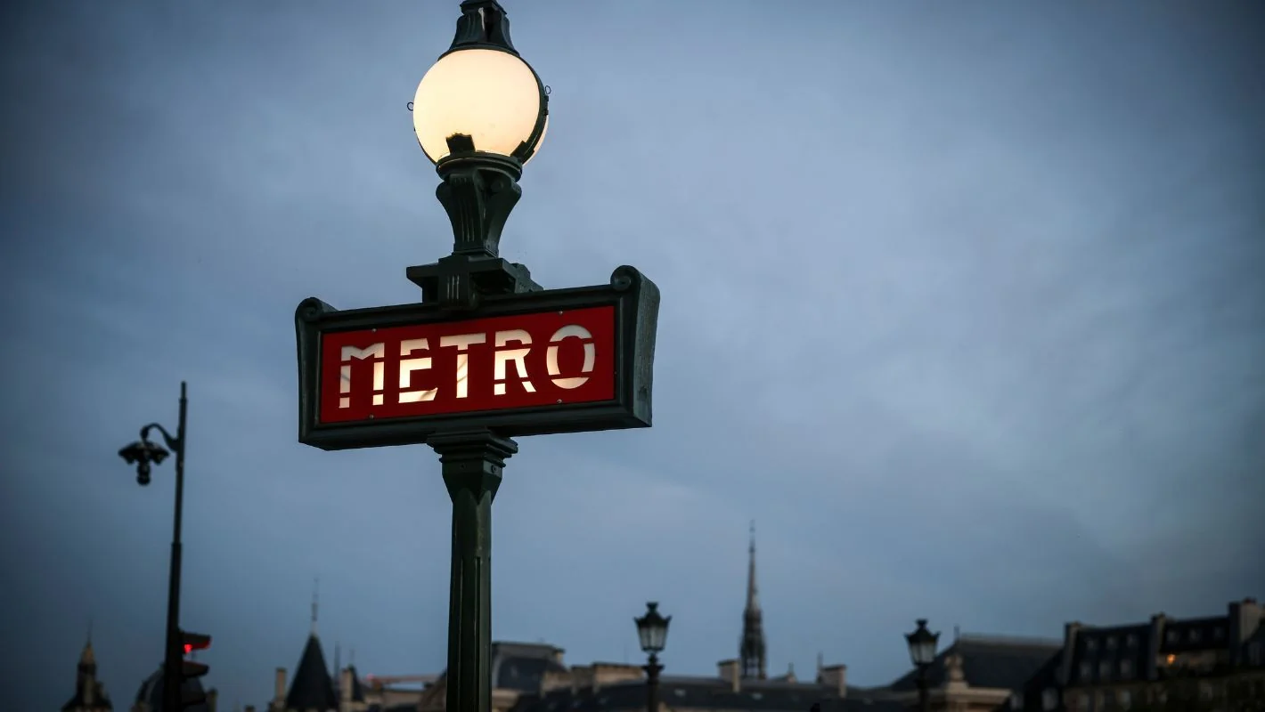 Uzbuđenje u Parizu: Mlad muškarac nožem izbo tri žene na stanicama metroa – Documento