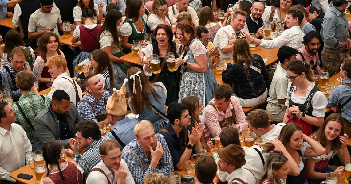 Ko stoji iza hiljada spornih snimaka sa Oktoberfesta koje kruže internetom
