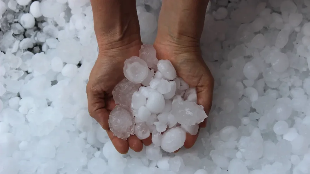 Ledene grudve veličine teniske loptice padale, video prikazuje razaranje - ORIGO