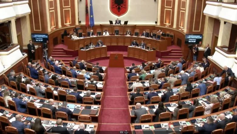 Kuvend, 5 interpelacija na dnevnom redu! Odbijen zahtev DP-a da se ne glasa o nacrtu za plate magistrata! Balla: Hipokrizija