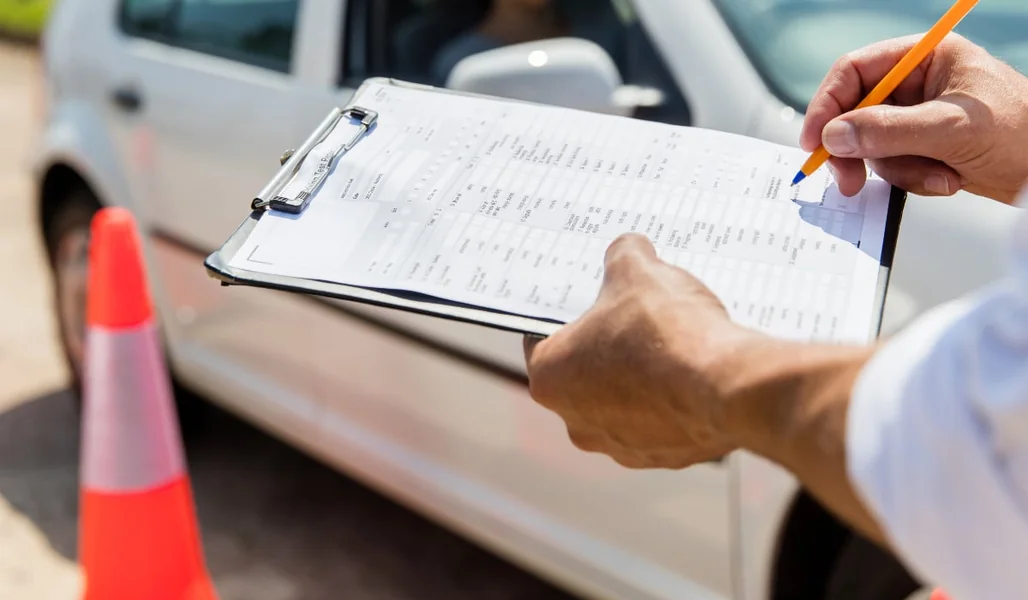 Vozio sam 455 kilometara za ispit vozačke, ali ispitivač je odbio da sedne na sedište zbog kiše