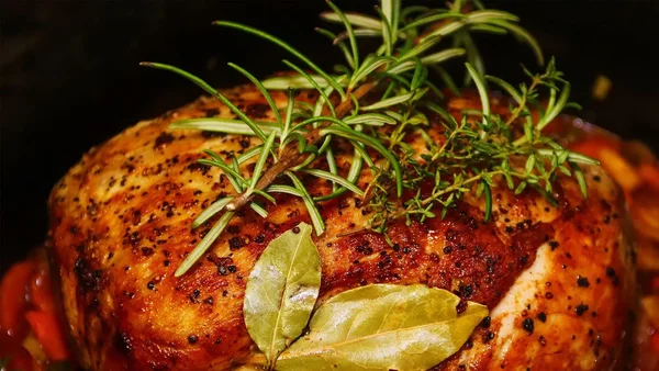 Božić 2025: Sočno svinjsko u keramičkoj posudi od gospođe Ouranije – Koji deo izabrati – Documento