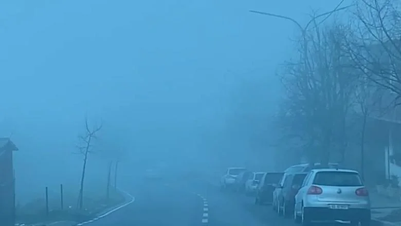 Gusta magla 'pokriva' grad Kukës, vozila imaju poteškoća u saobraćaju (VIDEO)