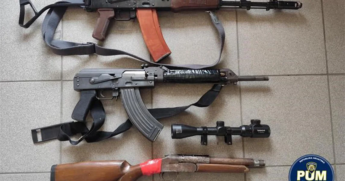 Policija mladiću koji je puštao glazbu zaplenila tri puške, među njima i 'kalashnikov'