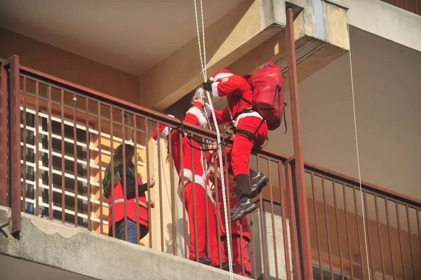 Deda Mraz i superheroji iz crtanih filmova podelili paketčiće hospitalizovanim deci na Dečjoj klinici - Nova Makedonija