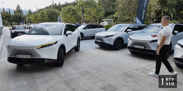 Automobil može sam da parkira, čak i kada vozač nije u njemu