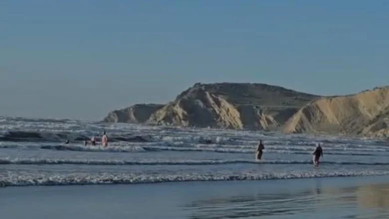 VIDEOLAJM/ Građani Vlore se suočavaju sa hladnoćom, završavaju godinu kupajući se u moru