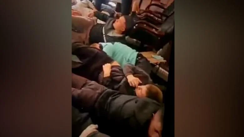 Bardhi i Blushi objavljuju snimke protestanata koji leže na zemlji: Nemilosrdan tretman u komisariatima! Policija: Uhvaćeni na delu dok su napadali državni objekat i službenike (VIDEO) - Shqiptarja.com