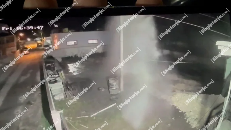 Vlore 4 dana bez vode, trenutak kada cevovod pukne posle popravke kvara, voda prska kao fontana (VIDEO) - Shqiptarja.com