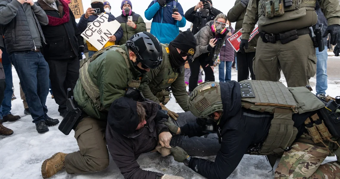 Država Minesota tuži administraciju Trumpa nakon racija ICE: 'Ne možete vlačiti trudnice po snegu'