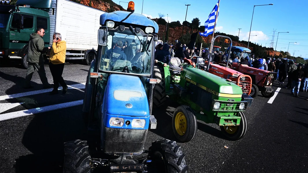 Poljoprivrednici: Otvaraju se sporedni putevi kod Brala, ostaju blokade u Kastru i Thivi