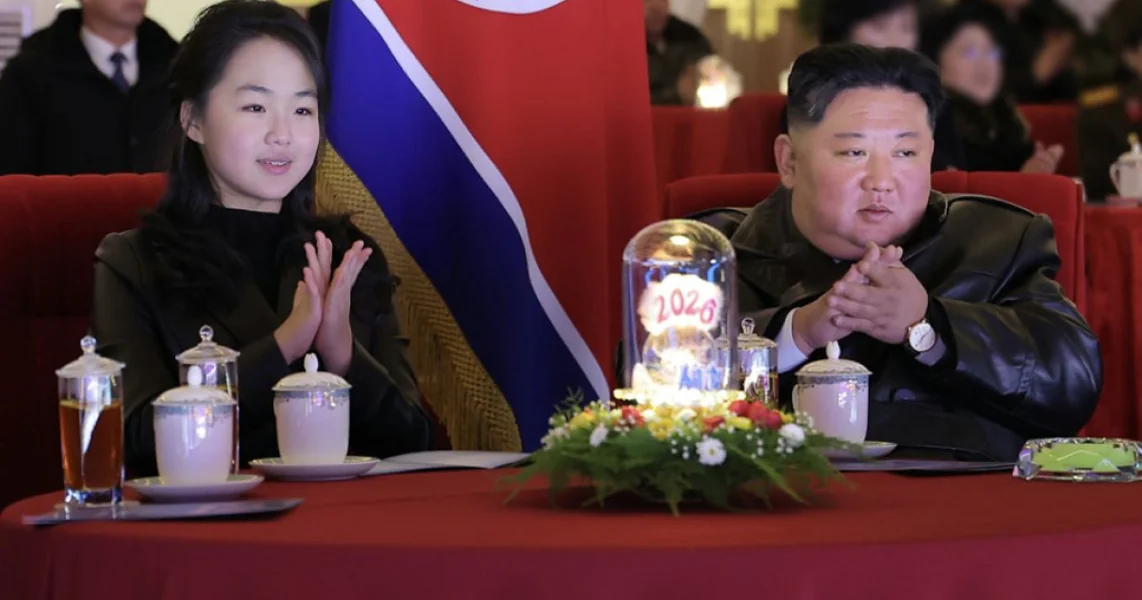 Ćerka Kim Jong Una fotografisana pored oca na novogodišnjim proslavama. Slike objavila severnokorejska štampa