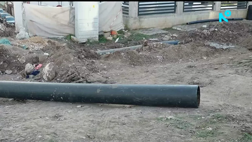 Asenovgrad - treći dan bez vode zbog puknute magistralne vodovodne cevi na koju je sagrađena kuća