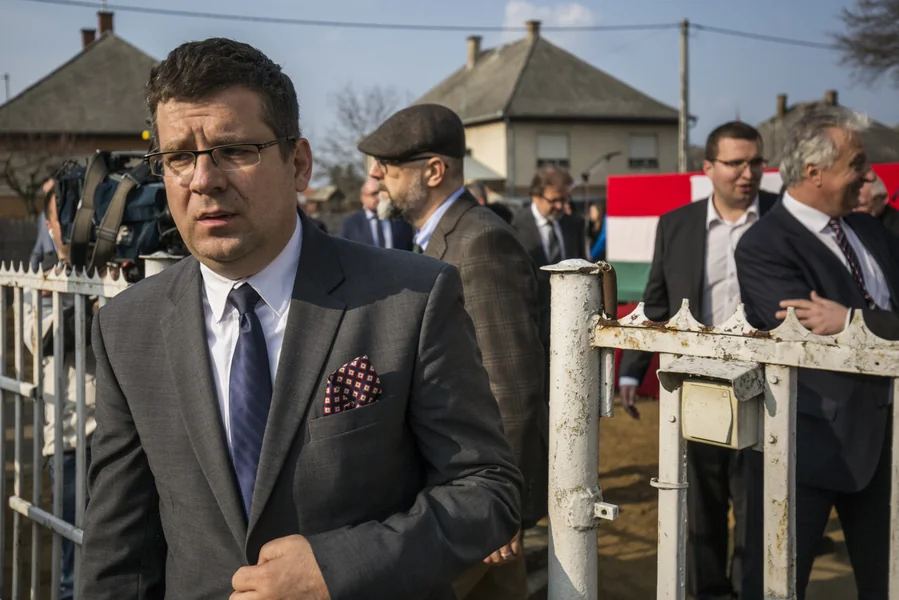 Visoko tužilaštvo zatražilo je privremeno oduzimanje imuniteta Sesztáka zbog milijardne korupcije, a Hankó bi se takođe mogao teretiti sa iznosima od pet do deset godina