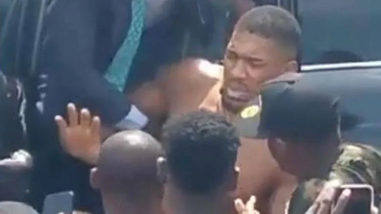 Strašan saobraćajni udes u Nigeriji, bokser Anthony Joshua spašava život