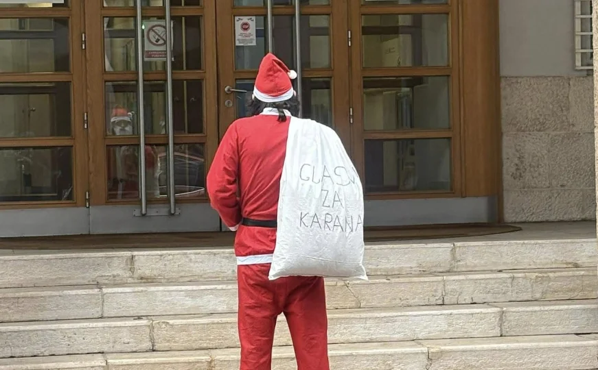 Performans ispred zgrade CIK-a u Sarajevu: Deda Mraz donio glasove za Sinišu Karana (SNSD)