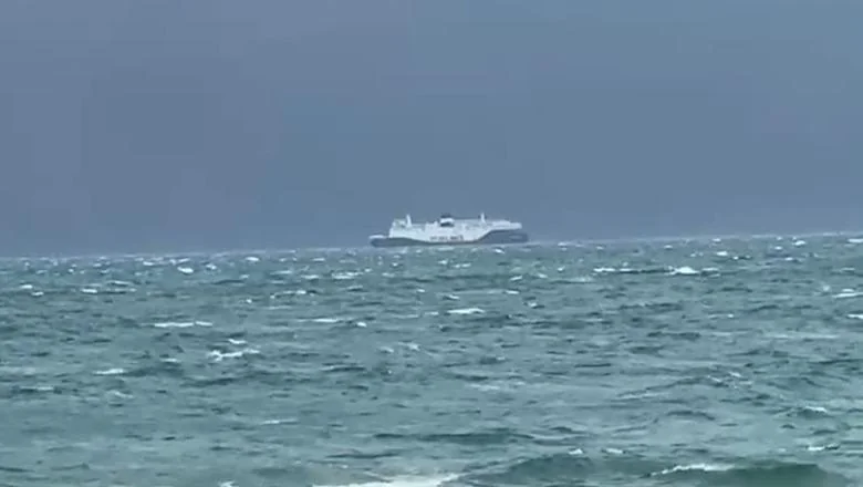 Loše vreme / Trag Vlorë-Brindisi se ne ankori u luci zbog jakog vetra! Preti mu da se sudari sa pristaništem (VIDEO) - Shqiptarja.com