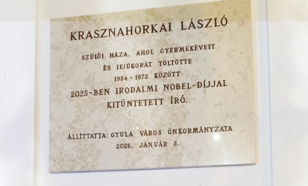 Grad Gyula stilski dar: spomen-ploča Krasznahorkai László, u mermeru uklesana greška u pravopisu