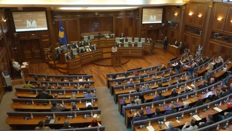 Dan odlučujući za Kosovo / Danas poslednji rok za predsednika ili zemlja ponovo ide na izbore! Protestanti se vraćaju na trg: Glasajte zakon o Specijalizovanim sudovima! - Shqiptarja.com
