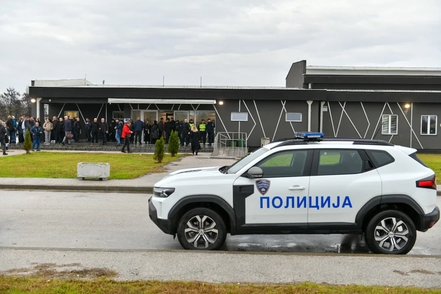 Svedok na suđenju za 13 policajaca povezanih sa Pulsom: Ušli smo u diskoteku i izvukli smo našeg druga napolje, zatražili smo pomoć policajca da ga ubacimo u automobil, ali nas je odbio - Nova Makedonija