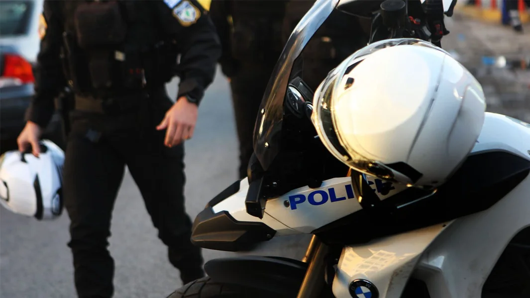 Pretvarao se da je policajac u električnom vozu – Uhapšen u Kifisiji – Documento