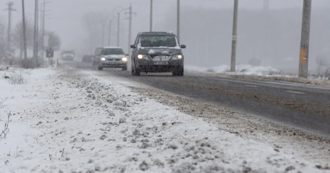 Snežne padavine poremetile saobraćaj. Težak drumski saobraćaj po putevima u zemlji i kašnjenja od preko četiri sata na železnici