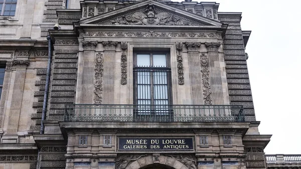 Postavili metalne rešetke na prozorima Luvra