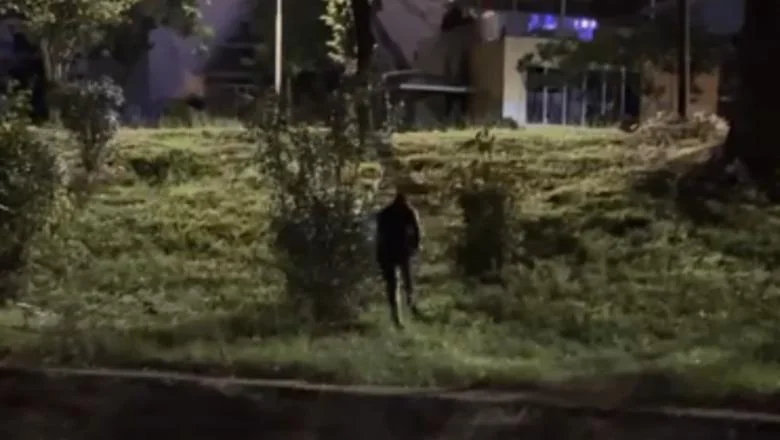 VIDEO/ Protestujući isteruju demokrate, Klevis Balliu završava u Lanë, beži uz četvoricu da bi izbegao kamenje! Okružen maskiranim - Shqiptarja.com
