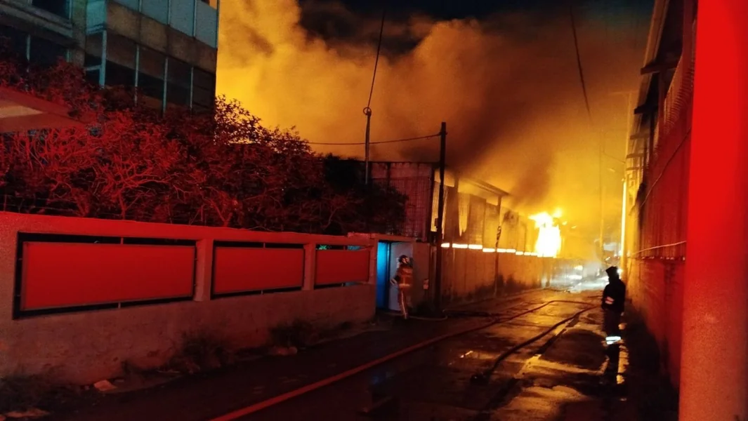 Menidi: Veliki požar u fabrici plastike – Čuo se 112 – Documento