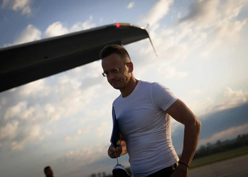 Skoro 300 miliona potrošili Szijjártóovi na privatne avione koje na kraju nisu koristili