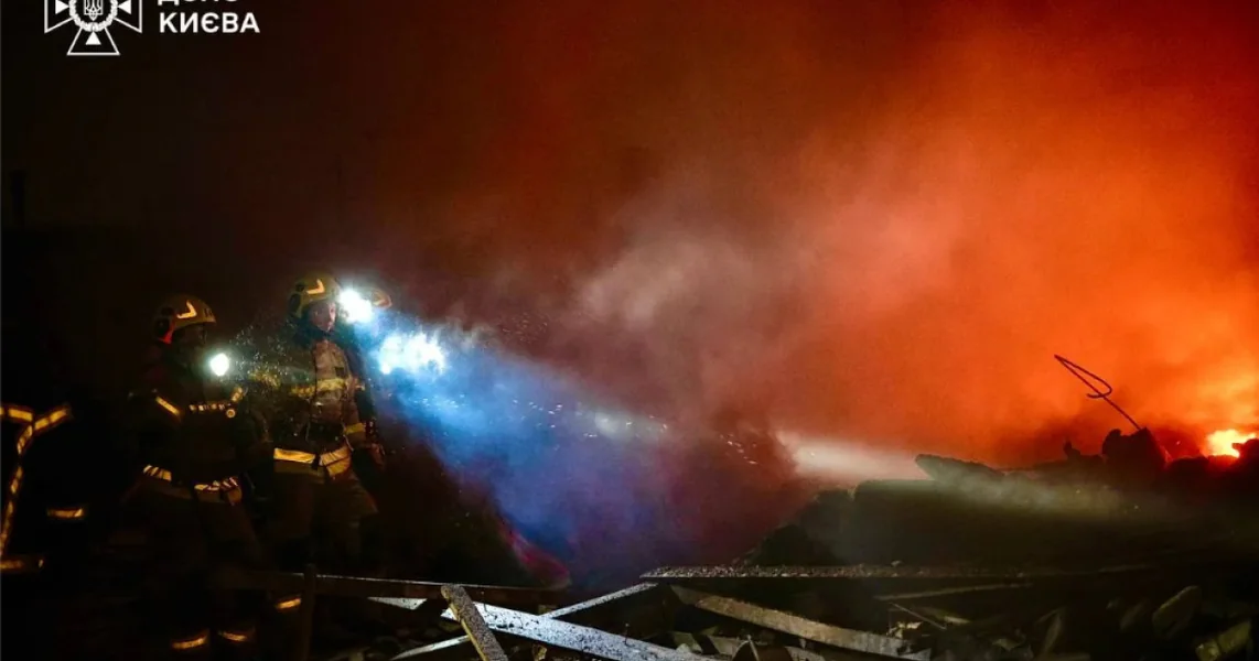 Novi napad Rusije na Kijev. Zgrade u plamenu nakon što su pogođene dronovima. Hiljade stanovnika ostale su bez grejanja
