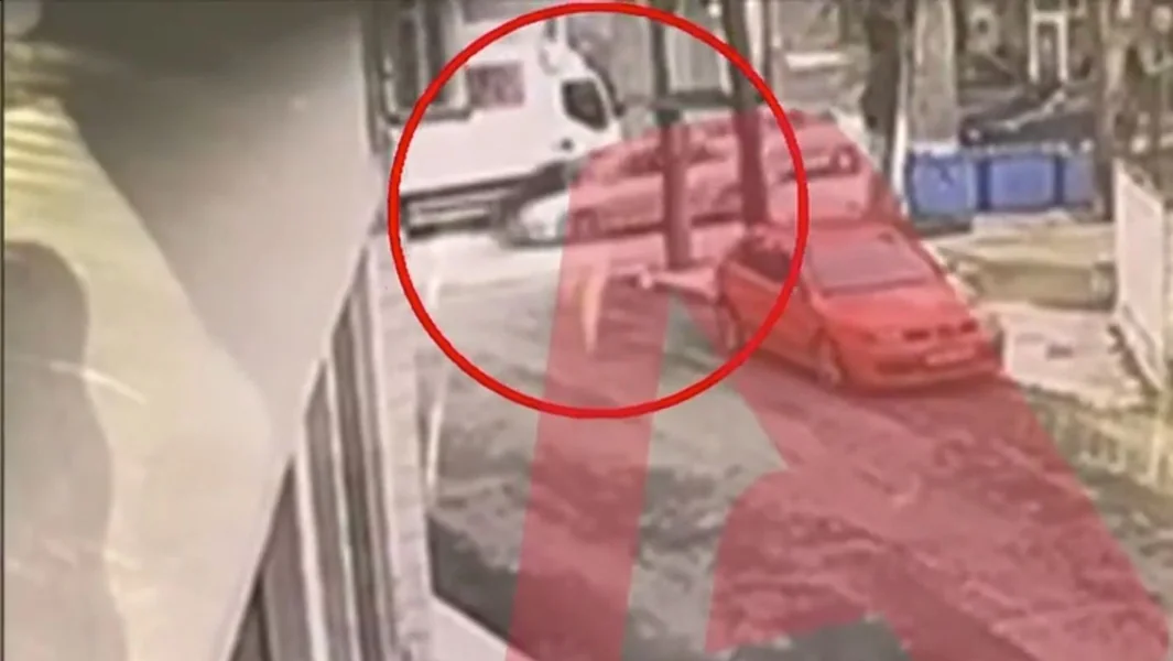 Kilkis: Video-dokument o tome kako je policajac privezan na haubu automobila – Pokušava da se drži na haubi – Documento