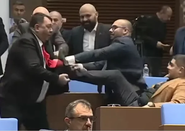 Politika koja debatira sa tupanjima, kločima i ucjenama nema pravo da deli lekcije po demokratiji - Nova Makedonija