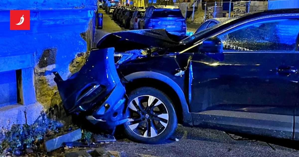 U centru Zagreba srušio semafor i zabio se u zgradu, teško ozlijedio Nepalca